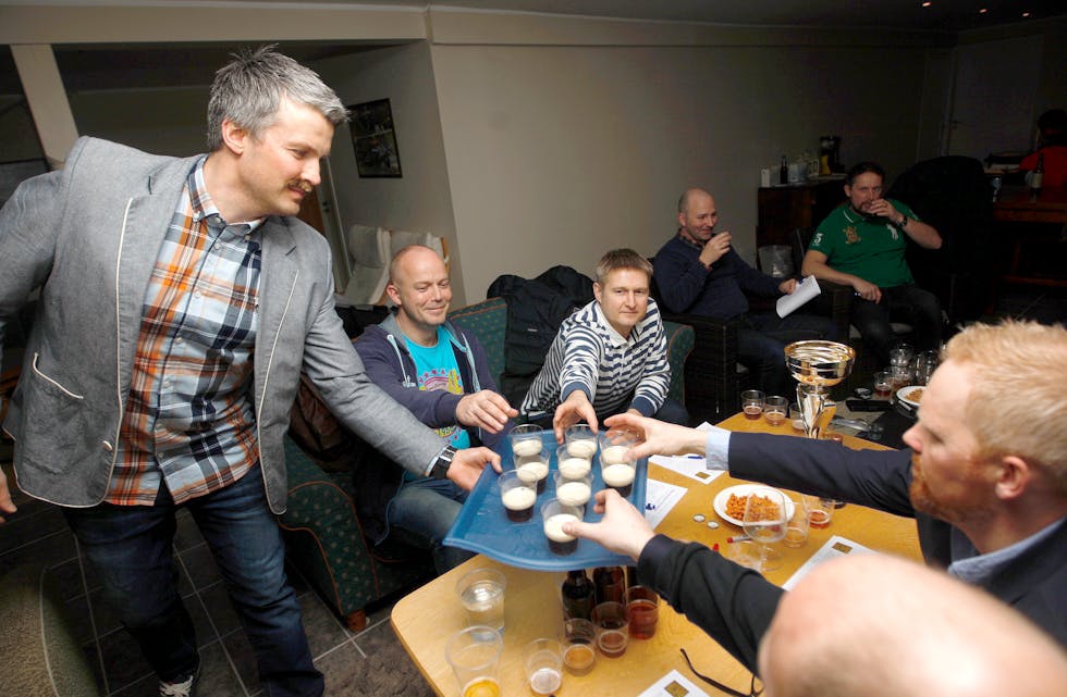 – Her karar. Ein ny runde. Hovmeister Rune Baustad hadde full kontroll over ølsmakinga sist helg.
Foto: Alf-Einar Kvalavåg