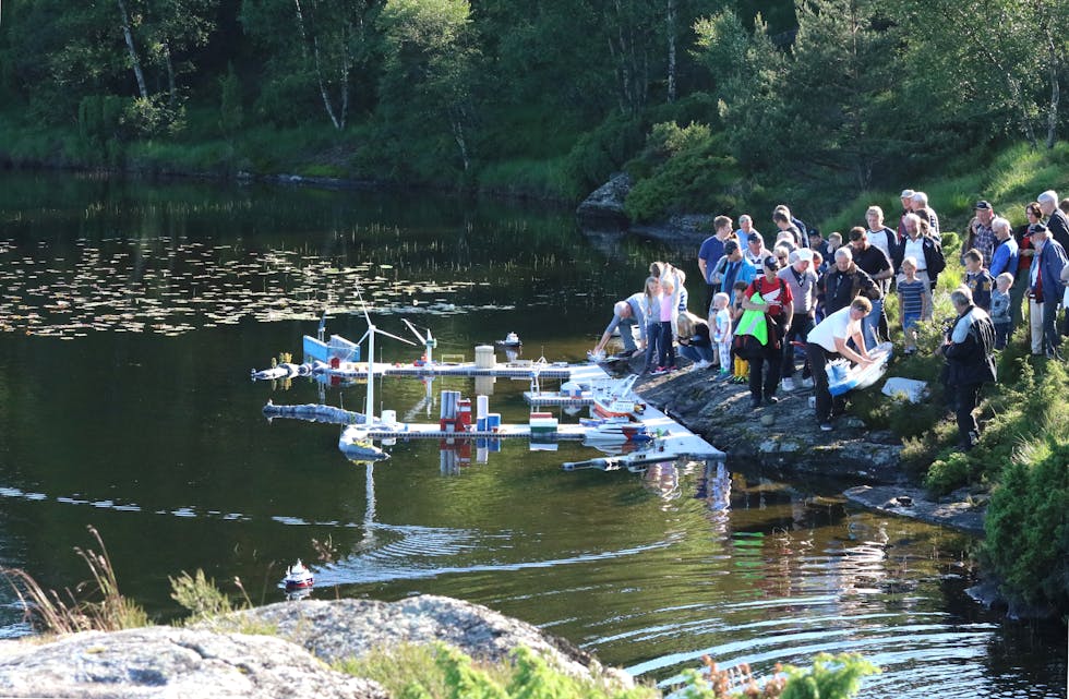 Mange kom for å sjå dei flotte modellbåtane i Bongsatjørn. Foto: Mona Terjesen