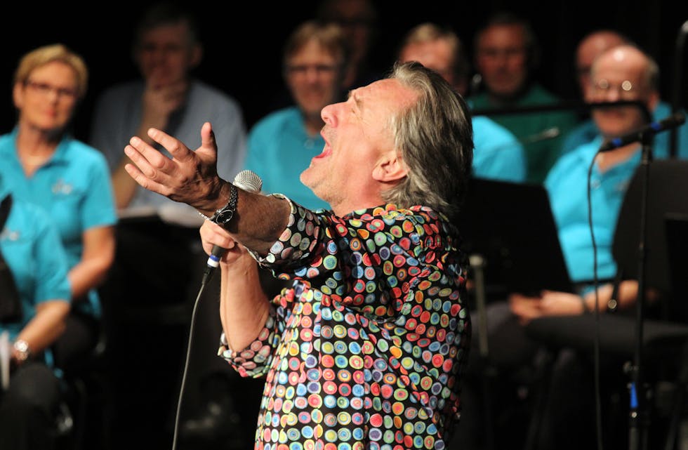 Gunnar Andersen fekk publikum med seg på fleire kjente og kjære songar. Foto: Mona Terjesen
