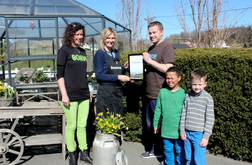 Sandra Andrea Kvammen Aksland fra Fjørsilkebris ble utnevnt til en av Tysvær Bondelag sine bondevenner i årets aksjon. Her blir hun gjort stas på av Solveig Øie (f.v.), Svein Helge Høyvik, Gbassay Paasawe og Sander Høyvik Klungtveit.
Foto: Karina Søvik