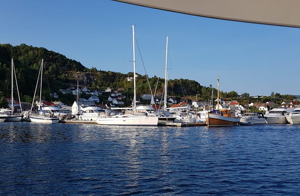 Båtane har ligge tett i hamna på Nedstrand i sommar, og turistane har nytt flotte sommardagar i bygda. Foto: Bjørg Rørtveit