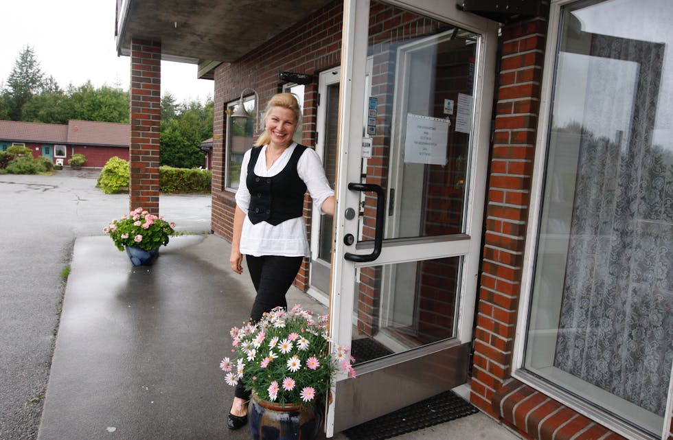 Både turistar og fastbuande er hjarteleg velkomne til Ewa Bogumila og motellet i Aksdal. Ho har allereie pynta opp ute og gjort klart inne for å ta imot reisande.
Foto: Alf-Einar Kvalavåg