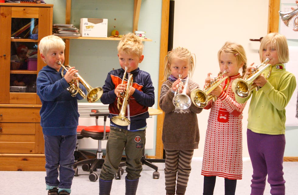 Ida Martine, Trygve, Ingebjørg, Veslemøy og Severin imponerte då barnehagekorpset hadde sin første konsert.
Foto: Alf-Einar Kvalavåg