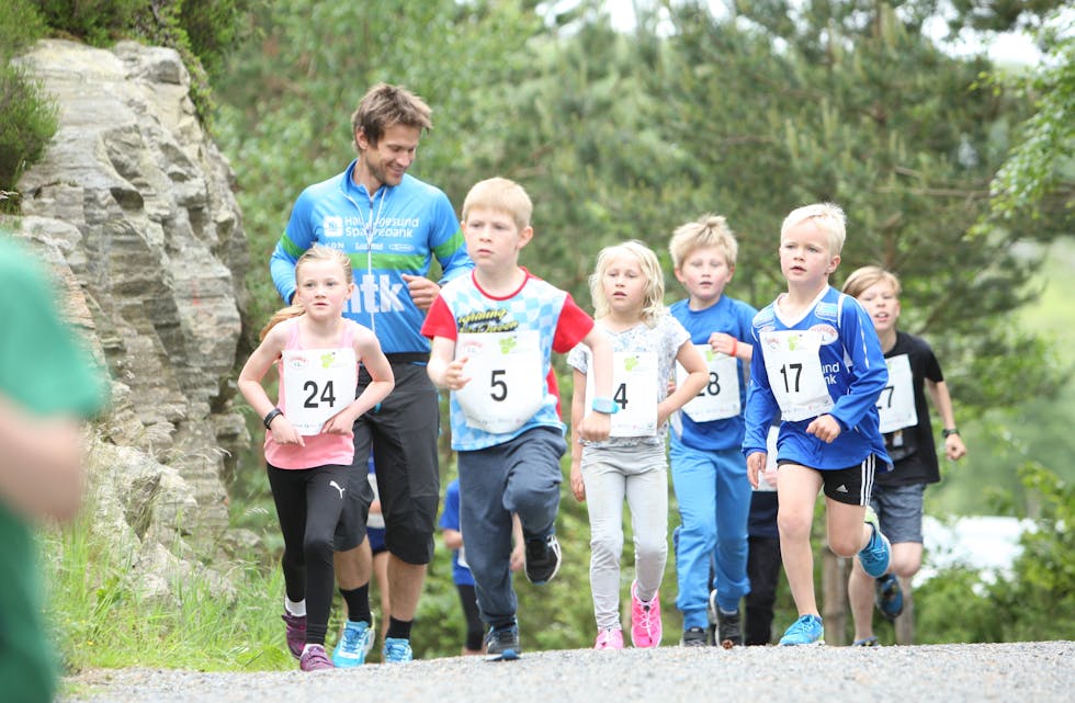 Det var mange som ville teste ut løypene på Frakkagjerd i fjor. Her er dei yngste i farta.
Foto: Alf-Einar Kvalavåg