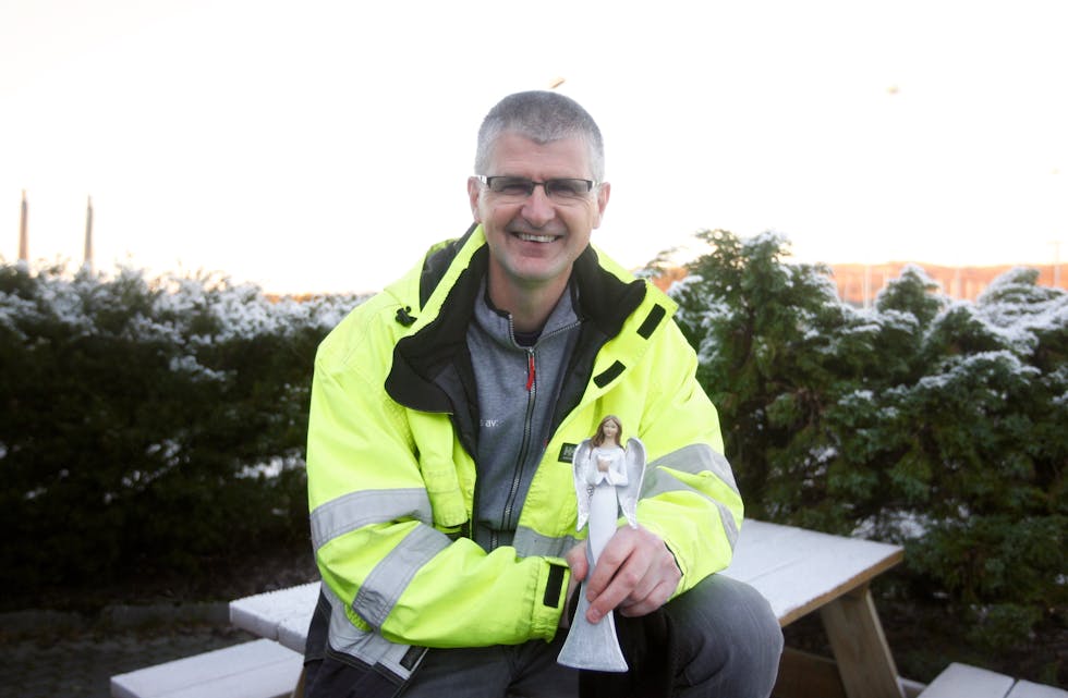 Asbjørn Bakken fekk den første juleengelen i 2018. JA-mannen i Falkeid IL gjer ein skilnad for mange.
Foto: Alf-Einar Kvalavåg