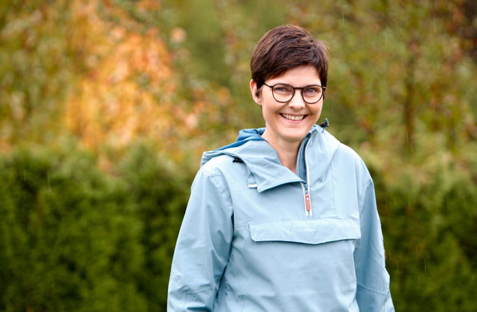 Helga Milje har grunn til å smile. Etter seks år kan ho konstatere at kroppen er kreftfri. Men det er ein kamp. Nå vil ho dele erfaringane med andre.
Foto: Alf-Einar Kvalavåg