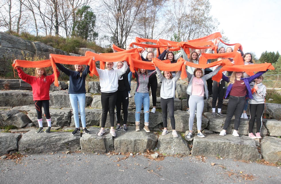Elevane på 8. trinn på Frakkagjerd ungdomsskule har eit valfag som heiter innsats for andre. Minst 40 meter med varme skjerf blir i morgon gitt til Bymisjonen.
Foto: Alf-Einar Kvalavåg
