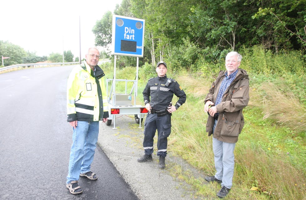 Arne Henry Grottvik, John Kristian Espeland og Lars Johan Lysen sjekkar ut skiltet som nå er plassert i Skjoldastraumen. – Bruk vett i trafikken er oppfordringa frå dei tre.
Foto: Alf-Einar Kvalavåg