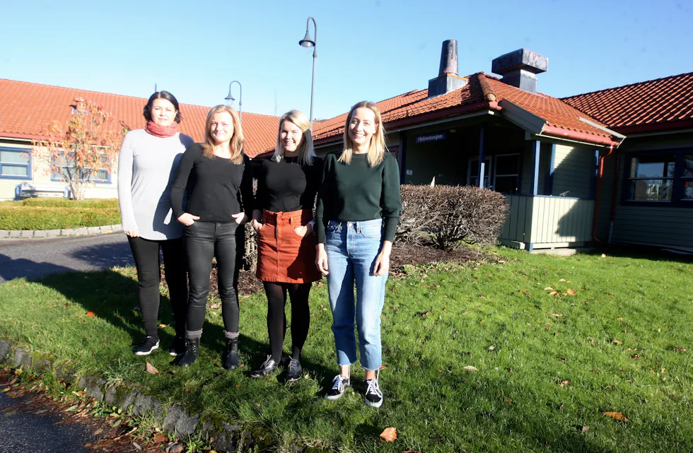 Jobber for dei nye tysværbuane og mødrene deira. Frå venstre Hilde-Elisabeth Stueland, Annett Helvik, Tiril Grødem Baksaas, og Kjerstin W. Hagland.
Foto: Alf-Einar Kvalavåg