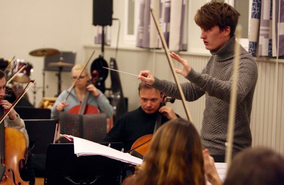 Dirigent Carl Nilsen og Nord-Rogaland Symfoniorkester skapte skyhøge forventningar etter øvinga på tysdag.
Foto: Alf-Einar Kvalavåg