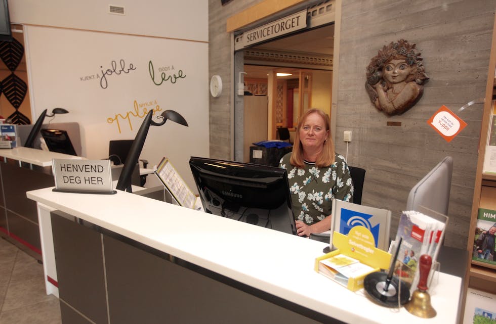Her på servicetorget på rådhuset kan ein få hjelp om ein har spørsmål om valet. Liv Jorunn Frønsdal melder at partia får svar den 7. mai om listene deira blir godkjent.
Foto: Alf-Einar Kvalavåg