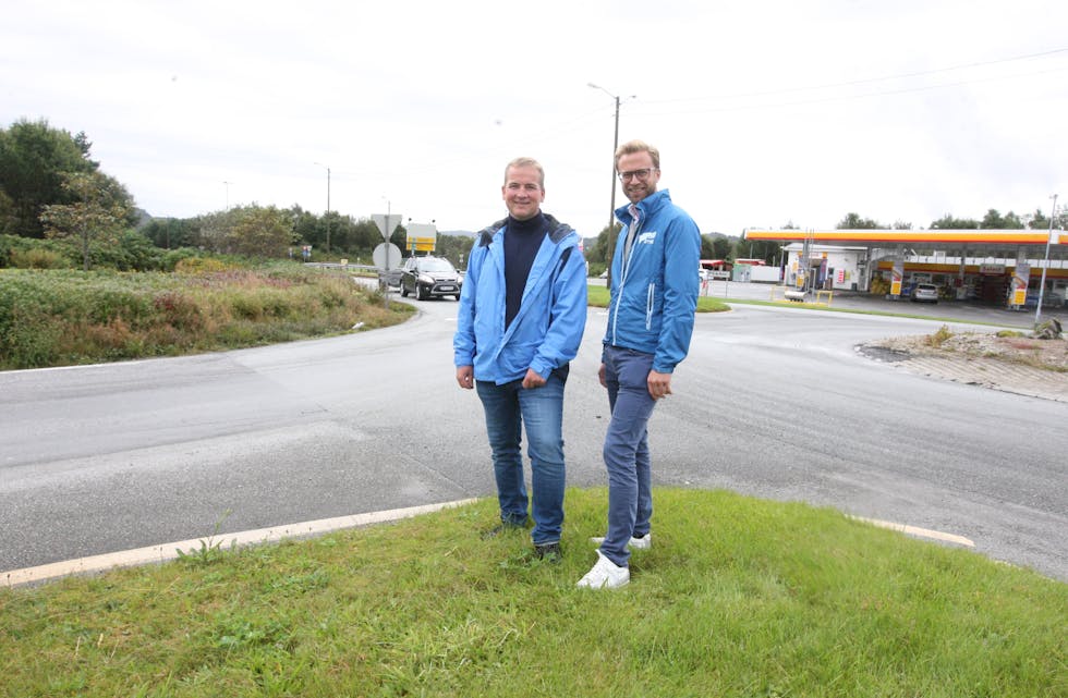 Nikolai Astrup (t.h.) helsa på Sveinung Stensland under sitt besøk i Tysvær. Nå åtvarer Høgre-politikaren mot konsekvensar av MDG og SV i ei eventuell regjering.
Foto: Alf-Einar Kvalavåg