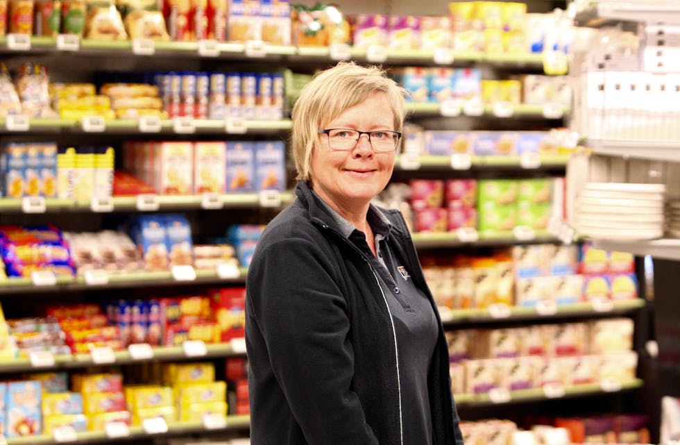Audhild Lindanger kjører kvar dag frå Førland til Knapphus for å drive vidare butikkarva etter mot og far. Ho er butikksjef på Joker Vats.
Foto: Alf-Einar Kvalavåg