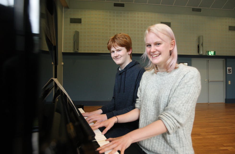 Thomas Sandvik Johansen og Elise Frønsdal Øien øver på «Norge rundt songen» eller Norsk dans» av Edvard Grieg 4-hendig. Foto: Alf-Einar Kvalavåg