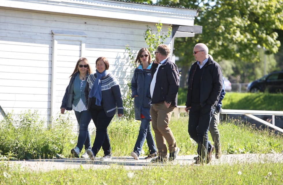 Teknisk utval vel å gå imot kommuneleiinga og gir ein fiskar på Nedstrand lov til å bygge bustadhus på hytteeigedomen til familien. Utvalet bestemte seg etter ei synfaring på staden. Til venstre på bildet er Anna Henriette Veim Eikje (KRF), Torunn Vestbø Gjerde (V), Lillian Vikra (AP), Terje Knoff (H) og Lars Birger Baustad (FP).
Foto: Alf-Einar Kvalavåg