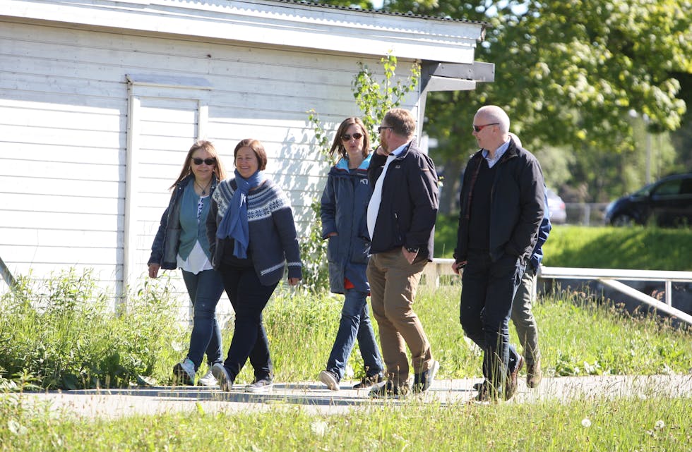 Teknisk utval vel å gå imot kommuneleiinga og gir ein fiskar på Nedstrand lov til å bygge bustadhus på hytteeigedomen til familien. Utvalet bestemte seg etter ei synfaring på staden. Til venstre på bildet er Anna Henriette Veim Eikje (KRF), Torunn Vestbø Gjerde (V), Lillian Vikra (AP), Terje Knoff (H) og Lars Birger Baustad (FP). 
Foto: Alf-Einar Kvalavåg