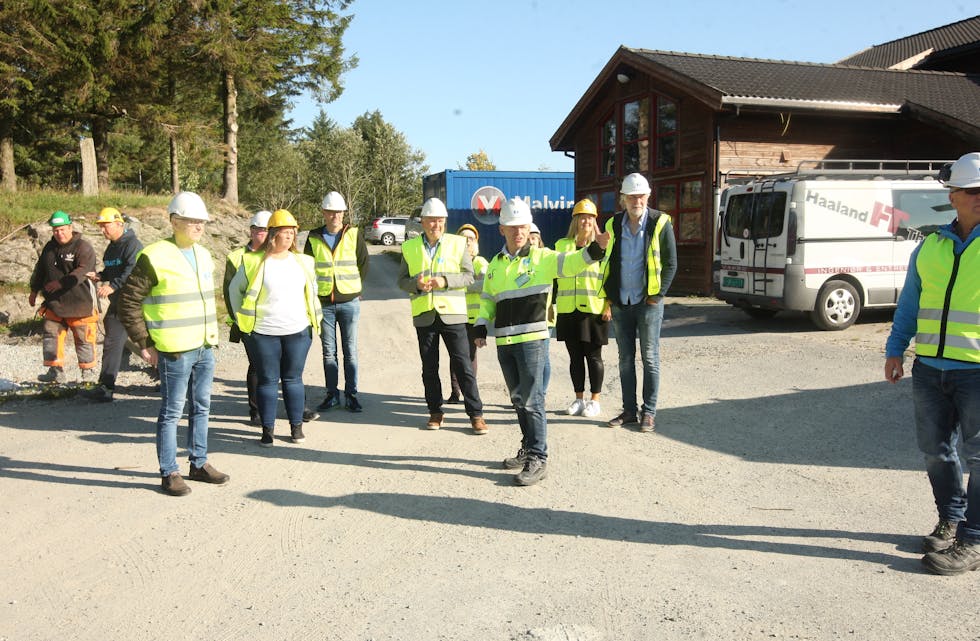 Det var ein stor delegasjon som var med på synfaringa, som blei leia av Sigve Haaland. Her på Stegaberg.
Foto: Alf-Einar Kvalavåg