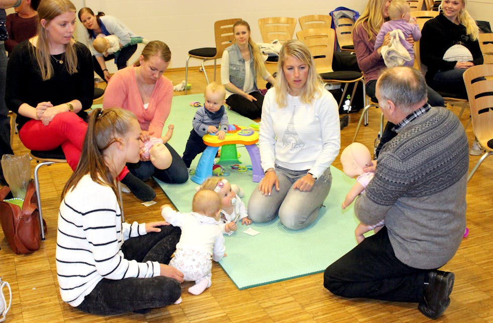 – Den største feilen vi kan gjøre når vi utfører førstehjelp er og ikke gjøre noen ting, belærte Bjørn Breiteig da han holdt førstehjelpskurset.
Foto: Karina Søvik