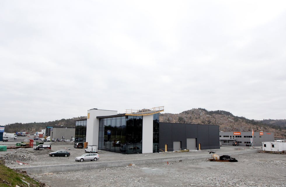 Trass i at det er stor byggeaktivitet i Aksdal Næringspark, er det likevel strøkent utanfor bedriftsbygga. – Dette er eit godt eksempel på korleis me vil ha det, med ryddige og fine uteområde, flott industri, lager og handelsbygg. Også dei siste bygga på Frakkagjerd er gode eksemplar, seier Ola S. Apeland (H).
Foto: Mona Terjesen