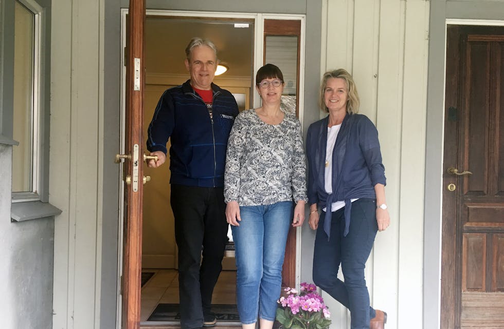 Arnt Kåre Rolland , Åse Berit Rolland og Marit Lothe inviterer forfattarar og gjester over dørstokken under bLEST til hausten.
Foto: Lillian Rushfeldt