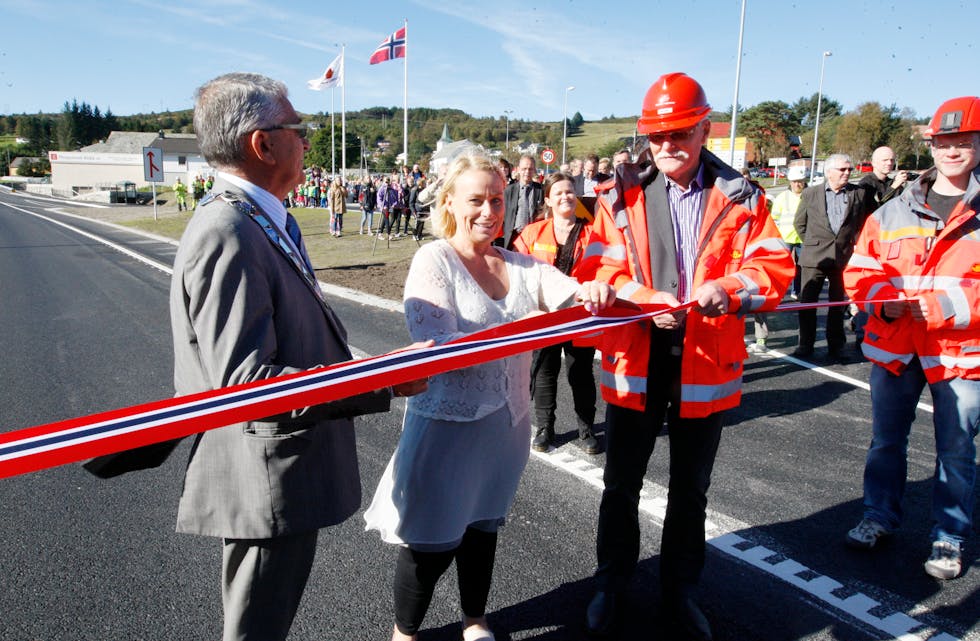 Det er slike dagar en jobbar fram mot. Opninga av Førrekrysset var ein stor dag for Astrid Eide, ordførar Harald Stakkestad og Einar Færaas. Nå skal dei snart i gang med Førrestjørnakrysset på andre sida av tunnellen.
Arkivfoto: Alf-Einar Kvalavåg