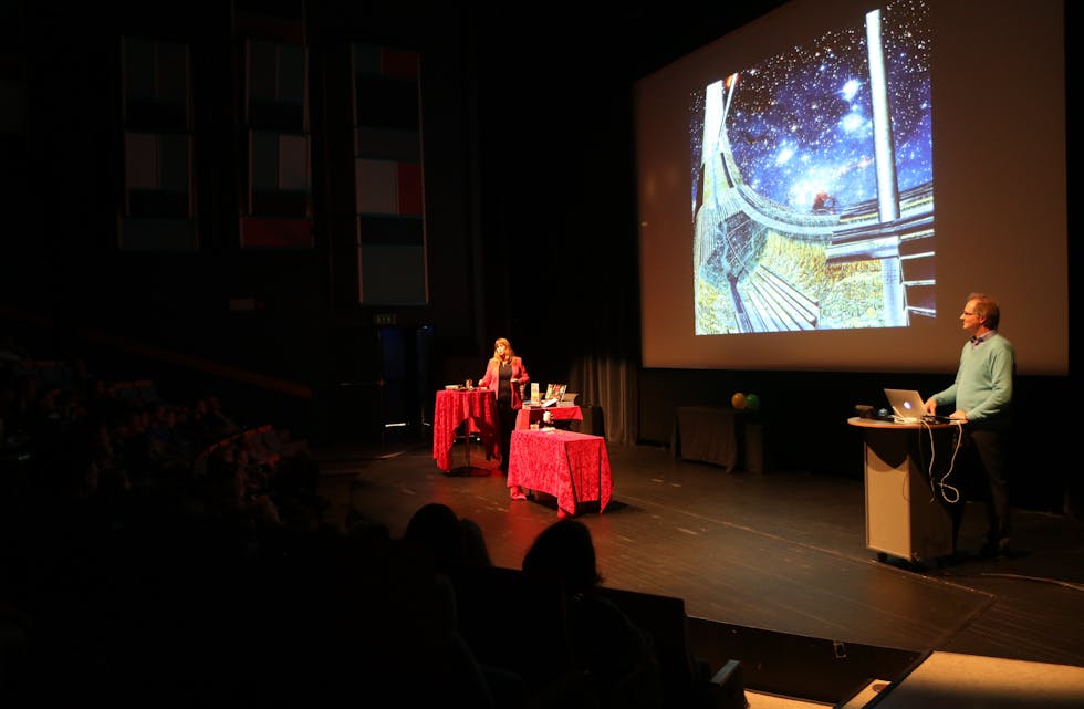 Både ungar og vaksne satt musestille og følgde med. Foto: Mona Terjesen