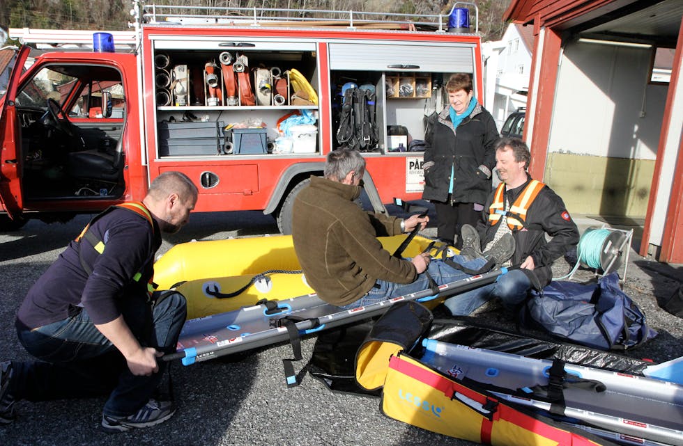 35.000 kroner frå basaren går direkte til utstyr til det lokale brannkorpset i Nedstrand. Til venstre er Henning Bratthammer, Per Helle legg seg på båra, Gunnar Våge til høgre, og bak står Inger Johanne Djursvoll frå helselaget.
Foto: Mona Terjesen