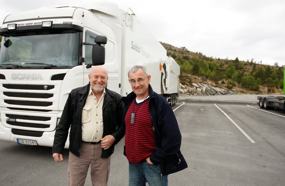 Det har blitt nokre mil på naboane Svein Terje Brekke og Edvin Sørdal. Godt humør trengs i ein hektisk kvardag.
Foto: Alf-Einar Kvalavåg