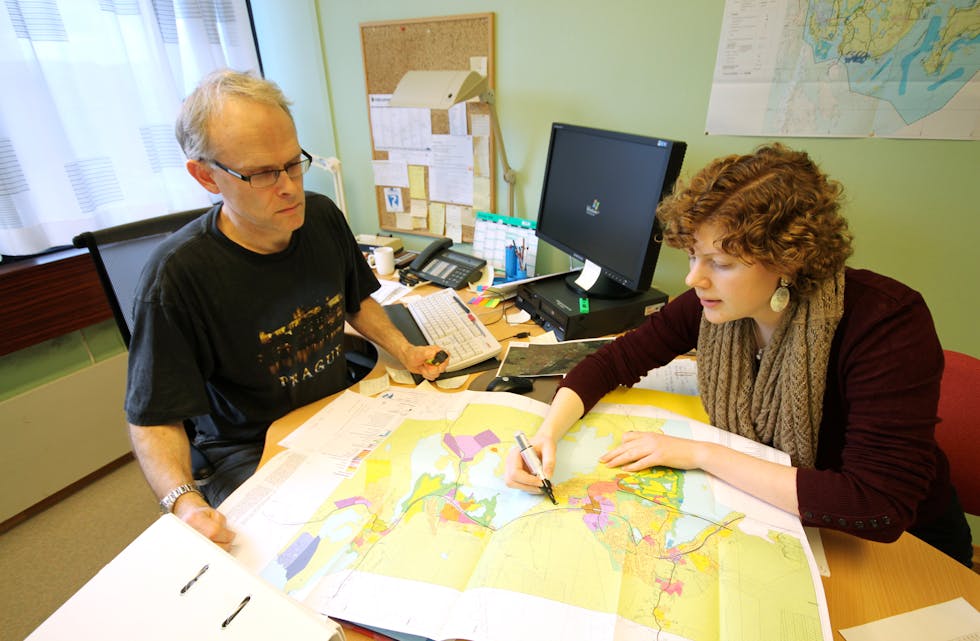 Bjørn Bruaset (t.v.) er konstituert som ny teknisk sjef i Tysvær. Då blir det internt opprykk i første omgang etter at Per Ørpetveit nå har slutta. Her er han saman med Inger Teodora Kvernø.
Arkivfoto: Mona Terjesen