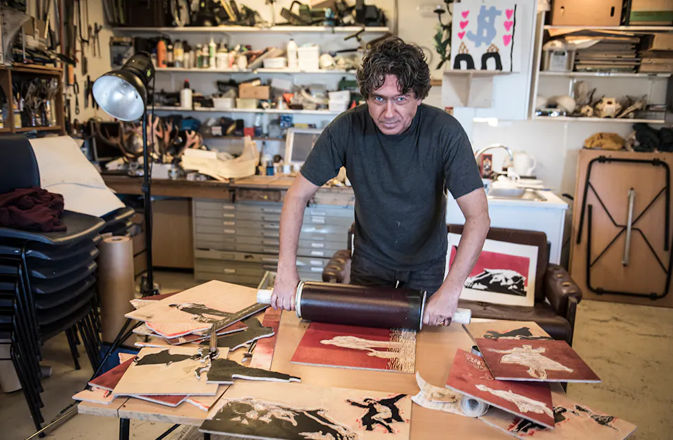 Bernhard Østebø har jobba lenge med utstillinga «Marg og bein». Laurdag er det opning i Tysværtunet.
Foto: Edgar G. Bachel