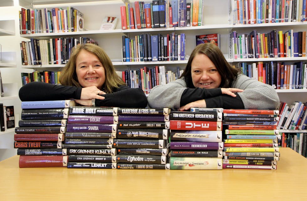 Det bognar over av god påskekrim i år. Bibliotekarane Randi Pedersen (til venstre) og Hege Marie Naley Paulsen viser oss stabel på stabel med godbitar når me er på besøk i biblioteket i Tysværtunet.