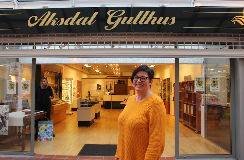 Interiørarkitekt Cathrine Storesund (bak) har nettopp vist fram ny tapet-kolleksjon til Marianne Stangeland, ny innehaver av Aksdal Gullhus.
Foto: Marit Tvedt