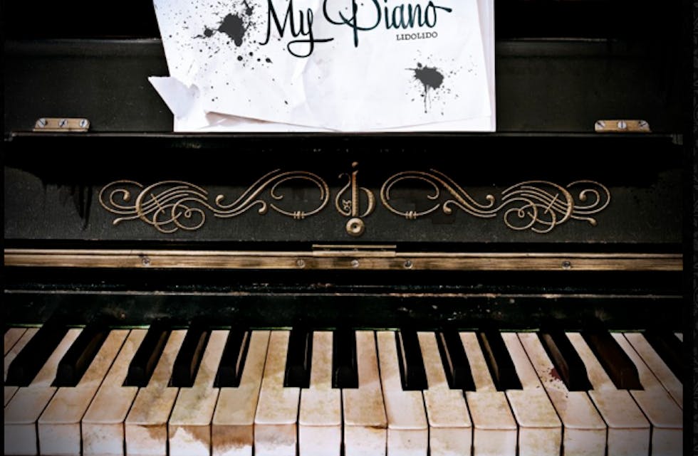 Grusen hagla då Sigmar Myhre og Harald Stakkestad tok spadestikket som markerte at arbeidet med å sette opp «Tolboden» i Nedstrand er i gang.
Foto: Alf-Einar Kvalavåg