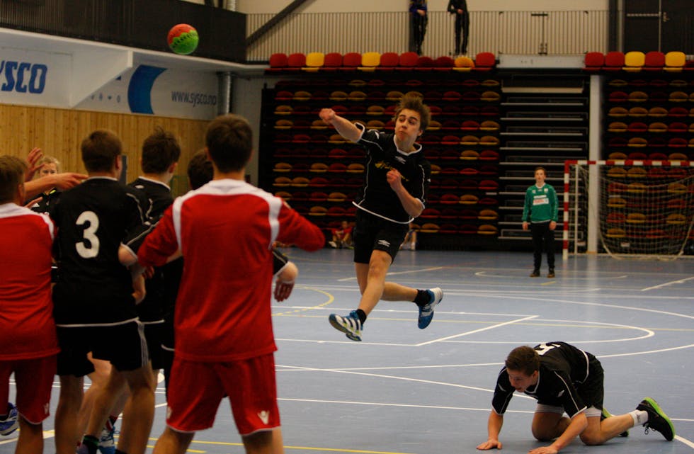 Per Olav Stange (i midten), Tor Arne Naley (t.h.) og Thomas Meland leia dei frivillige mannskapa som leita i Aksdal. Foto: Alf-Einar Kvalavåg