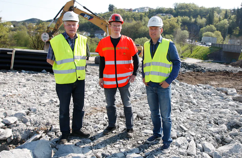 Formann Sven Stakkestad, Helge Kjetilstad og Richard Kvalevaag var alle glade for at arbeidet med det nye Førrekrysset var godt i gang. Nå nærmar det seg opning.
Foto: Alf-Einar Kvalavåg