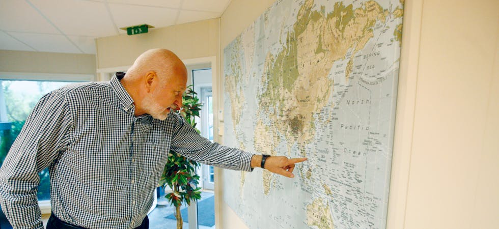 Bjørn Apeland viser at fabrikken i Vietnam nå er plassert på kartet. Snart ventar både Australia, Panama og Canada.
Foto: Alf-Einar Kvalavåg