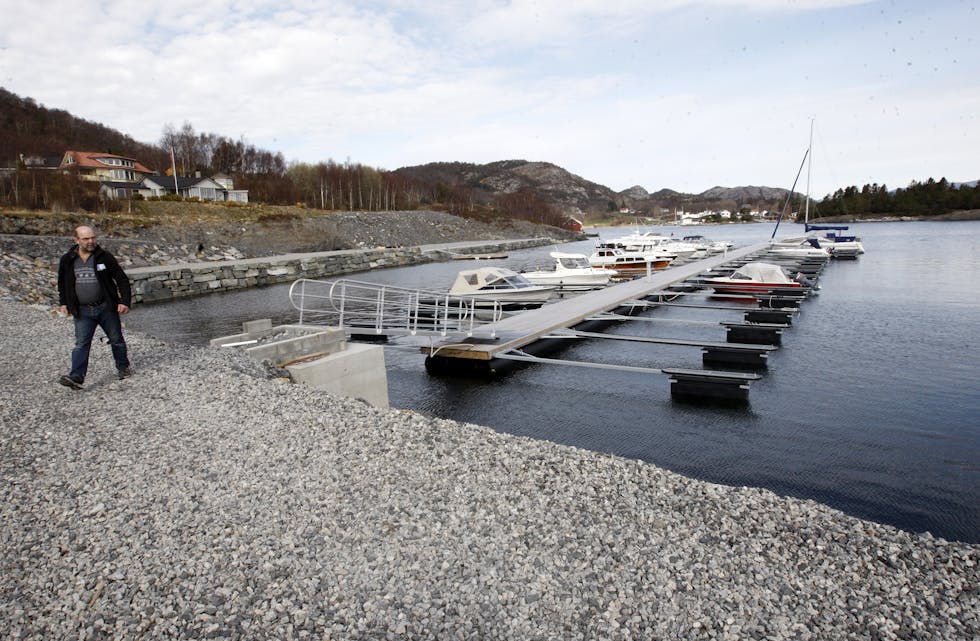 Endeleg kan Geir Bjørnar Hervik vise fram den nye båthamna i Hervik. Båteigarane har vore raske med å sikre seg plass og nå er det berre nokre få plassar igjen.
Foto: Alf-Einar Kvalavåg