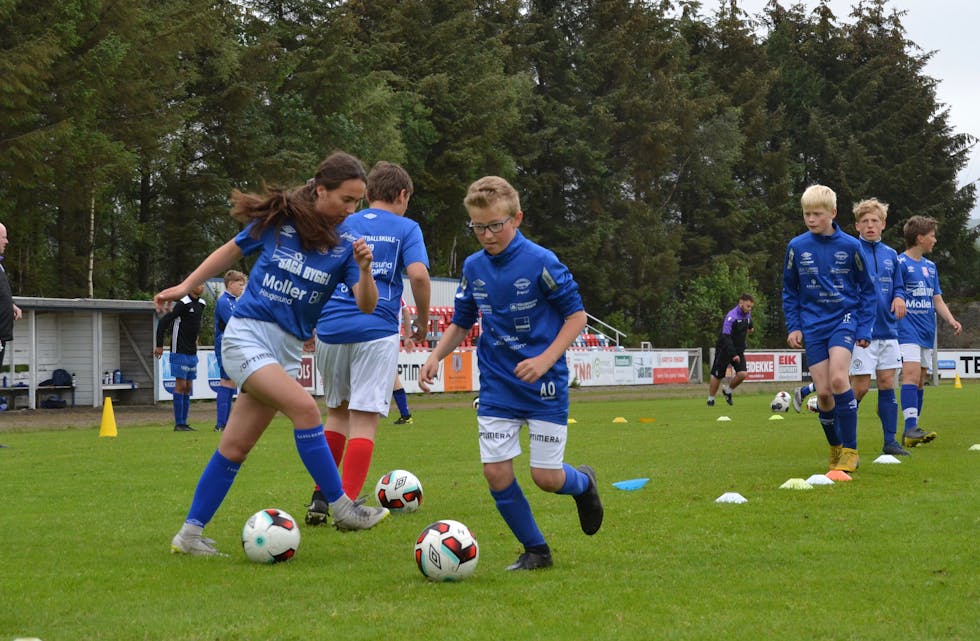 59 deltakarar har hatt ein flott start på sommarferien med fotballskule på Troppene sist veke. Foto: Falkeid IL.