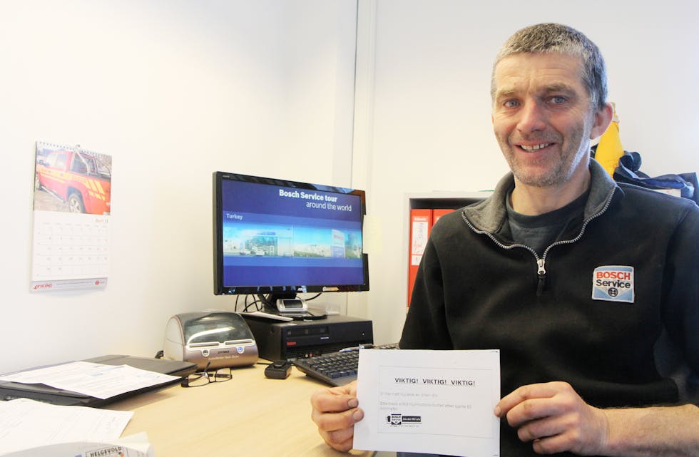 Dagleg leiar hos Aksdal Bil, Einar Kirketeig, fortel at dei leverer frå seg denne lappen etter at dei har skifta om dekka til folk. «Me har hatt hjula av bilen din. Ettertrekk alltid hjulmutterar/boltar etter kjørte 50 km» står det.
Foto: Mona Terjesen