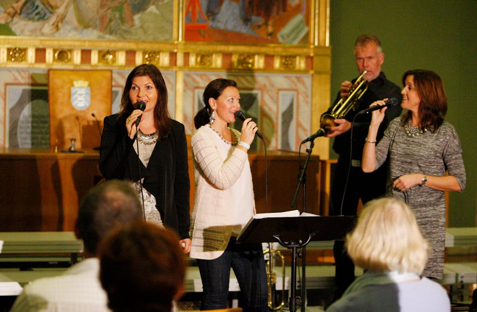 Embla består av: Sissel Eikeskog, Kari Askheim Liknes og Vibeke Osnes. Lars Johannes Liknes, tangentar - Gisle Molland, kontrabass - Lars Røthe, slagverk - Roy Strømø, trompet.
Foto: Alf-Einar Kvalavåg