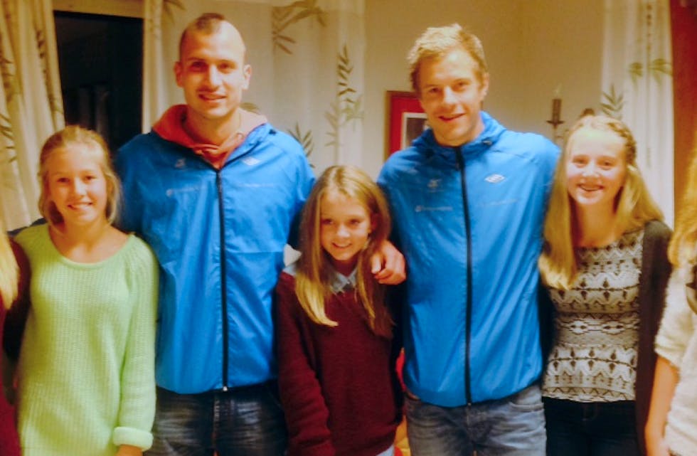 Falkeid-jenter og FKH-spelarar «festa» saman på klubbhuset til Falkeid i kveld. Foto: Narve Susort