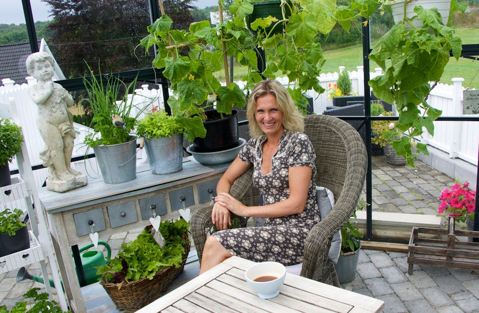 Sandra Kvammen og Fjørsilkebris får 80.000 kroner av kommunen for å kunne omstille og snu den negative drifta.