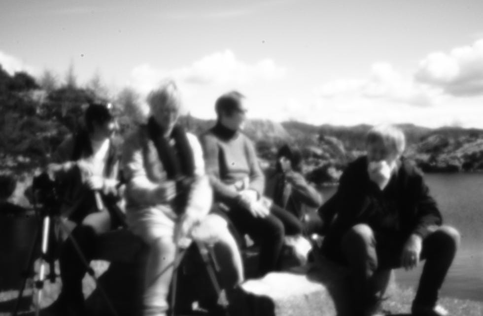 Slik hadde det nok sett ut for over 100 år siden. Cissel Røgelstad, Marit-Haugen, Inger Postvoll, Tove Amundsen og Terje Kolbeinsen. Pinholefoto: Knut Ivar Skogland