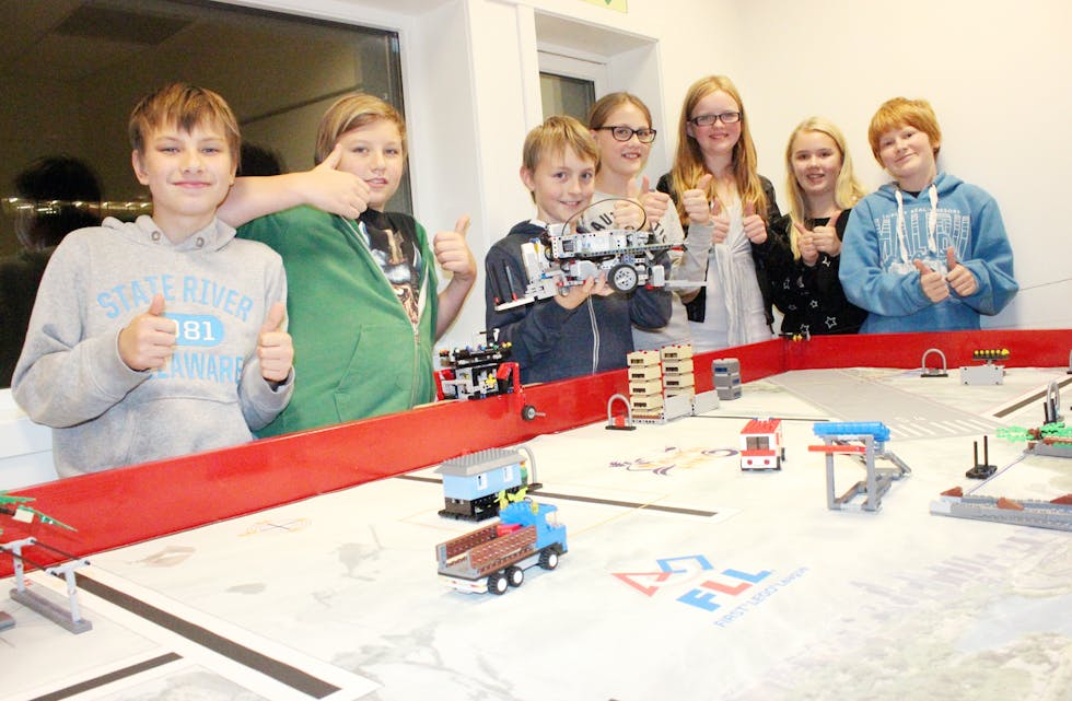 Laget «Nonstop» har arbeidet hardt med årets oppdrag. F.v. Stian Leversund, Sander Høie, Morten Ågotnes, Caroline Clausen, Vilde Davidsen, Ida Førland og Thomas Johansen. Ikke tilstede: Anders Sørvik, Lisa Kallevik, Njål Erland, Mona Ahmed og Joar Demiranda.
Foto: Karina Søvik