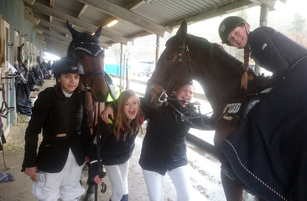 Svært glade Hegren-jenter. Frå venstre: Amira Glomsaas Kallevik, Stine Alvheim, Evy Yrkje og Tonje Heitmann. Dei har grunn til å juble etter helgas Bergens-tur.
Foto: Kjersti Eide