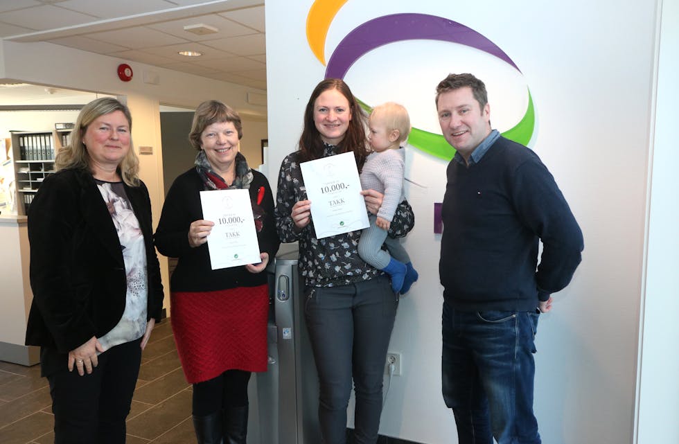 Gro Staveland (til venstre) og Magnus T. Hauge frå HIM synst det var stas å få dele ut diplom og pengar til Ingunn Moi og Helene Hagen.