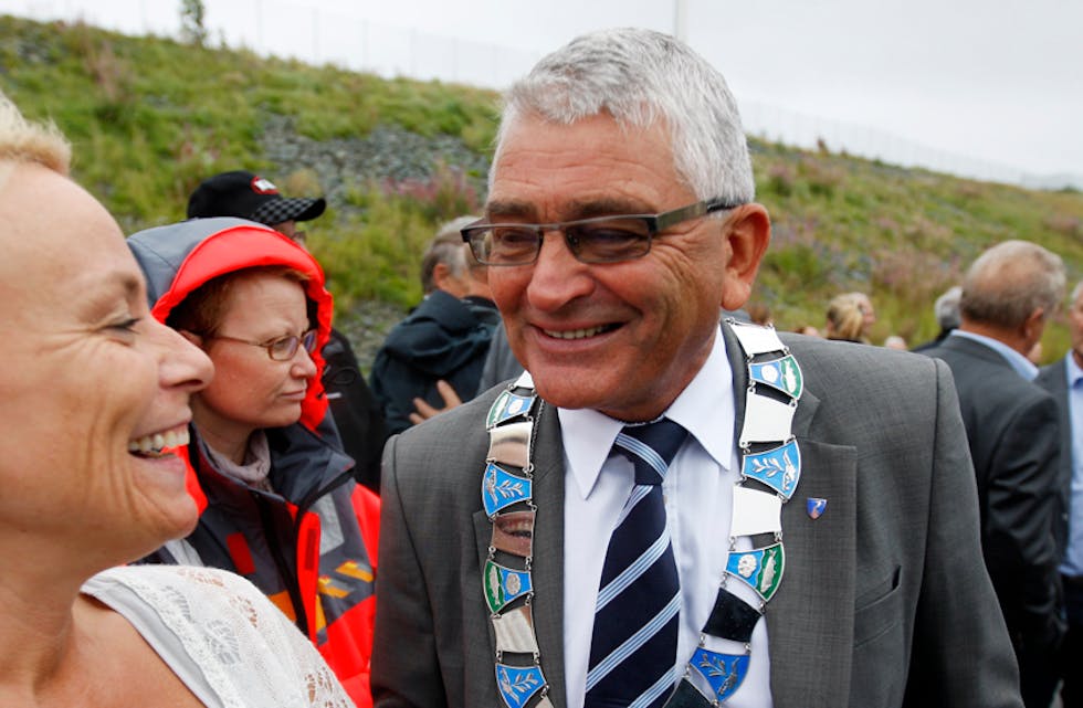 Astrid Eide og Harald Stakkestad under opninga av T-forbindinga. Nå blir det gitt meir penger til tunnellbygging. Foto: Alf-Einar Kvalavåg