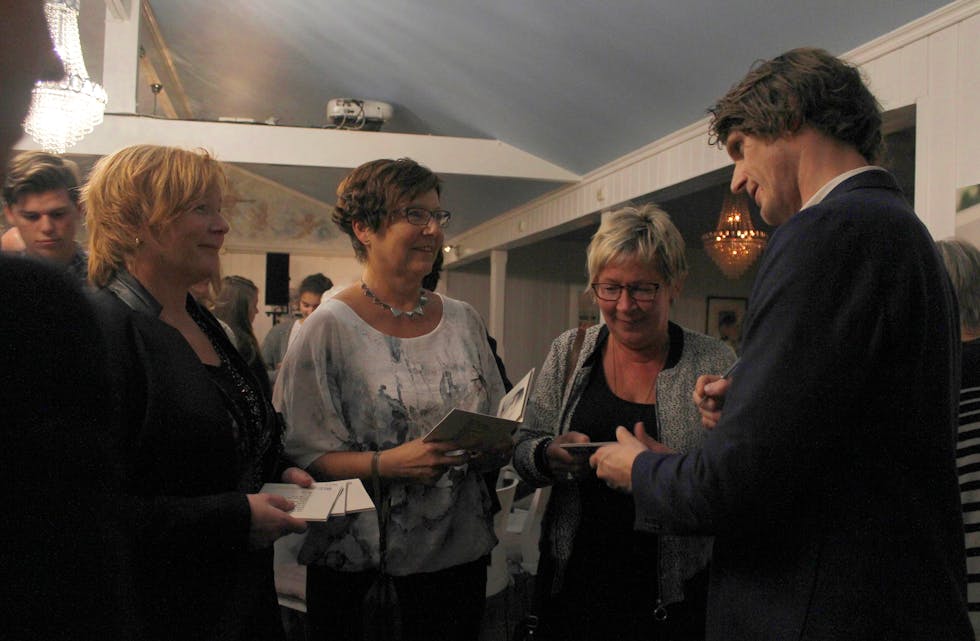 Anne-Berit Sorteberg Vik, Torhild Nonslid og Anne Jorunn Eide Strand har kjøpt cd av Henrik Hundsnes. Artisten selv signerer. Foto: Eva Birkeland