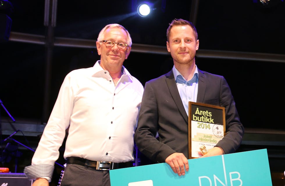 Her blir Helge Morten Askvig overrekt prisen av Kjell Arne Bjerklund. Foto: Truls Vasvik.