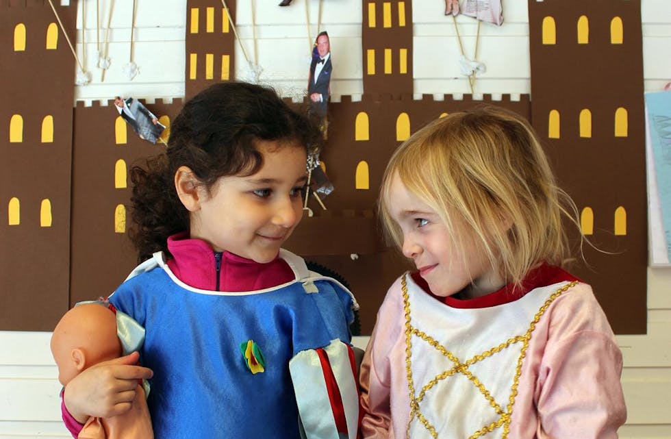 Hanna (6) og Iselin (4) leker prinsesser. De syns det er kjekt å lære mer om kongeriket, og de syns det er ekstra kjekt når guttene vil leke rollespill.
